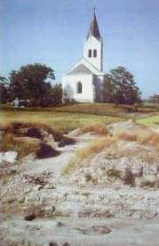 A középkori falu feltárási munkálatai, háttérben az Árpád-kortemplom alapjain épült református Pusztatemplom.